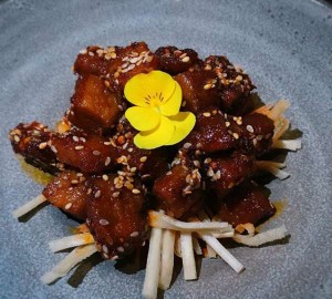 杭州专属团建KTV包厢：定制欢乐，激发团队凝聚力